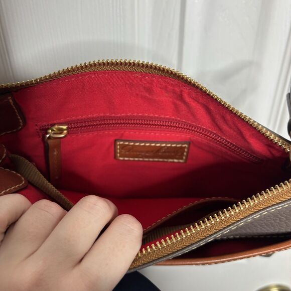 NWT Dooney & Bourke Pebbled Leather Taupe Crossbody Bag Brown Trim (OGP $128) - Picture 3 of 5